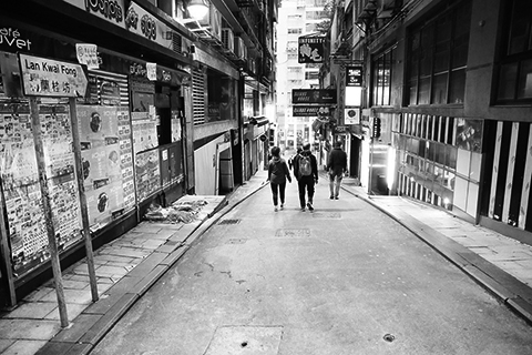 ◎ 四月三日,香港蘭桂坊的酒吧暫停營業,街道上只有零星路人,十分冷清。香港政府二日刊憲宣佈,酒吧或酒館等主要用作售賣或供應酒類的餐飲業務處所,於三日下午六時起停業十四日。(香港中通社記者 謝光磊 攝)