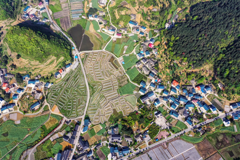 ◎ 群山之中的花茂村環境優美(本月十四日攝,無人機照片)。(新華社記者劉續 攝)