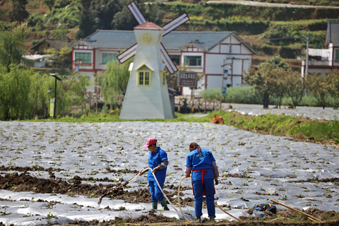 ◎ 本月十四日,兩位花茂村村民在幹農活。(新華社記者劉續 攝)