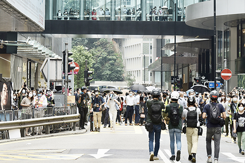 ◎ 五月二十七日下午,激進示威者於香港中環皇后大道中、畢打街非法集結堵路,警方多次勸現場人士離開。激進示威者辱罵警方,警方驅散並抓獲多人。(香港中通社記者舒書 攝)