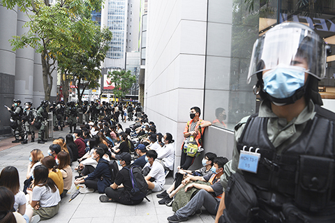 ◎ 五月二十七日下午,香港警方指有示威者於銅鑼灣一帶進行未經批准集結,多次舉旗警告後於利園山道截查近百人,懷疑與該未經批准集結有關。(香港中通社)
