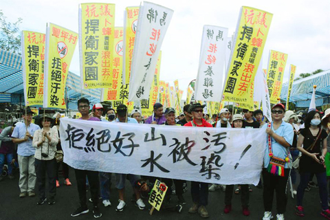 憂變養雞場 ◎ 卜蜂集團要在花蓮設置六處養雞場,民怨沸騰。繼鳳林鎮發起抗議,昨天下午光復自救會在光豐農會前集合,地方耆老沈痛表示,不希望養雞場破壞原住民傳統領域,尤其靠近水源恐被污染,包括長老教會、宣教聯盟幹部都到場聲援,雞場預定地馬佛部落的西富村長劉貴滿與多位村長高喊:「雞糞變麵包我們也不要」,表達「不要回饋、拒絕被摸頭」!