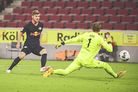 ◎ 德甲射手榜現時第二名(廿五球)迪姆華拿昨晨射破科隆門將十指關。首名是廿九球的拜仁隊利雲。(美聯社)