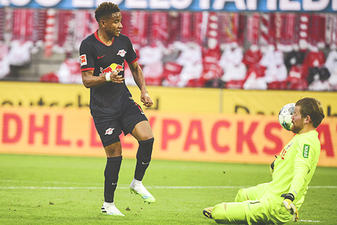 ◎ 尼昆古為萊比錫反超二比一,科隆門將添姆賀恩萬般無奈。(美聯社)