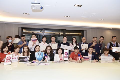 ◎ 六月六日,香港著名導演李力持、「華記正能量」知名人士楊官華、「一人茶餐廳」老闆李凱瑚等數十位愛國愛港網紅人物,獲得「最具影響力網紅」稱號。(香港中通社記者 舒書 攝)