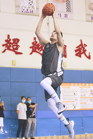 ◎ 六月十六日,遼寧本鋼隊球員叢明晨在瀋陽訓練中扣籃。遼寧本鋼隊進行公開訓練展示訓練備戰情況。六月二十日遼寧本鋼隊將在青島迎戰北京首鋼隊。(新華社 潘昱龍攝)