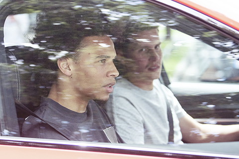 ◎ 七月二日慕尼黑,從曼城來投的德國中場利萊辛尼(左)離開拜仁訓練場,被攝記「捕獲」。(美聯社)