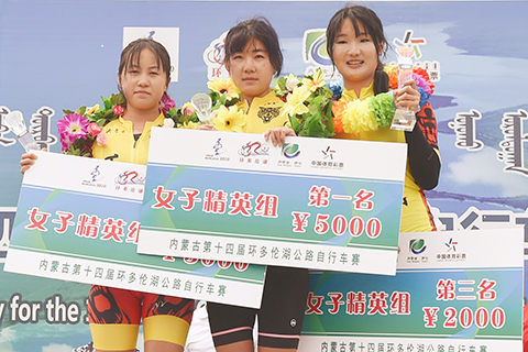 ◎ 七月二十五日,第十四屆環多倫湖公路自行車賽女子精英組冠軍趙豆豆(中)、亞軍潘揚(左)和季軍袁一帆在領獎台上。(新華社記者 劉磊 攝)