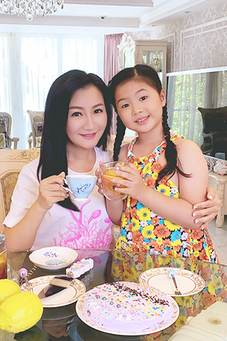 ◎ 金玲與女兒享用「檸檬蜜糖水」及女兒裝飾的蛋糕。