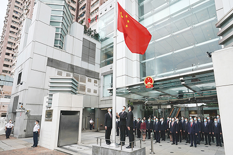 ◎ 十月一日早上七時,中央政府駐香港特別行政區聯絡辦公室舉行國慶升旗儀式。中央政府駐香港特區聯絡辦公室主任駱惠寧等領導和工作人員出席升旗儀式。(中新社)