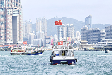 ◎ 十月一日,香港約四十漁船掛上對祖國祝福語句於維多利亞港巡遊,慶祝中華人民共和國成立七十一周年。(中新社記者 李志華 攝)