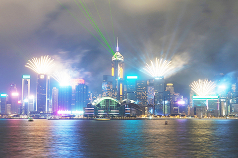 ◎ 十月一日晚八時,香港國慶版「幻彩咏香江」在維港兩岸上演,在音樂伴奏下,煙花伴隨著激光在樓頂綻放,吸引眾多市民和遊客觀賞。(香港中通社)