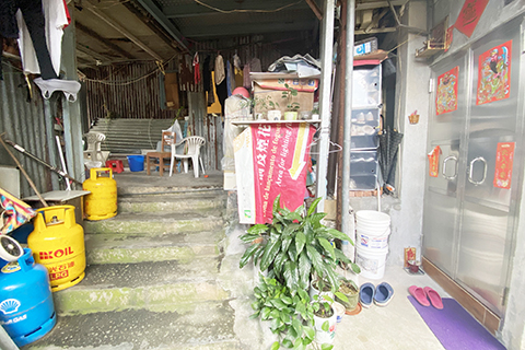 ◎ 通道上擺滿生活用品。