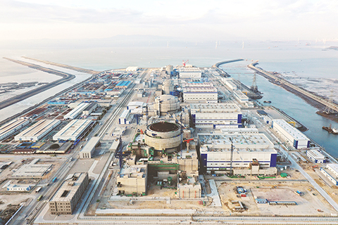 ◎ 一月三十日,全球首台「華龍一號」核電機組福建福清核電五號機組投入商業運行。這標誌著中國在三代核電技術領域躋身世界前列,成為繼美國、法國、俄羅斯等國家之後真正掌握自主三代核電技術的國家。圖為航拍位於福建省福清市的中核集團福清核電有限公司核電機組外景。(資料圖片)(中新社)