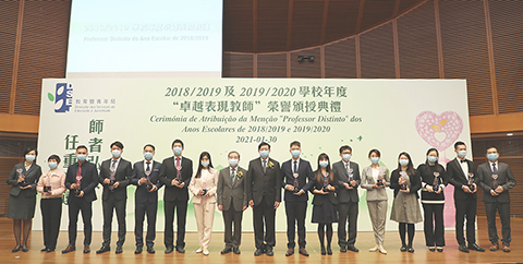 ◎ 老柏生局長、苟人民副部長與二零一八/二零一九學校年度「卓越表現教師」合照。