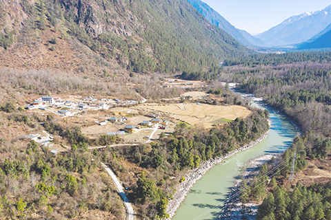 ◎ 圖為1月28日航拍林芝市察隅縣上察隅鎮西巴村。(中新社記者 何蓬磊 攝)