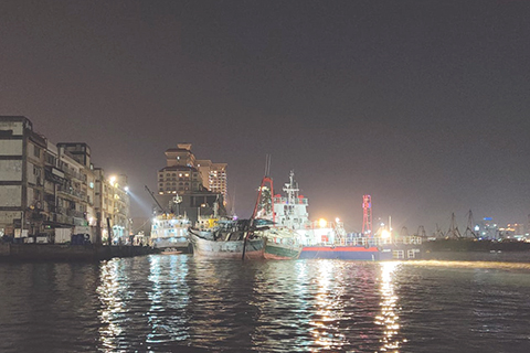 ◎ 控制火勢後當局把肇事船隻拖到碼頭。