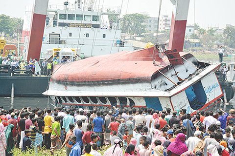◎ 圖為四月五日,搜救人員在孟加拉國納拉揚甘傑地區打撈起沉船。(新華社)