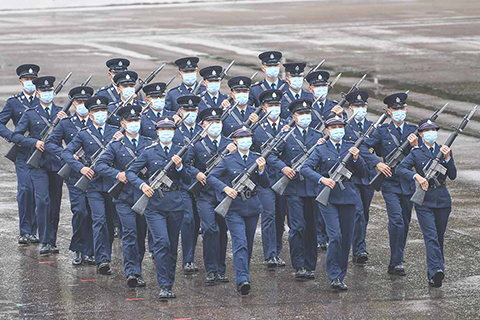◎ 四月十五日,香港國安法實施以來首個全民國家安全教育日,香港警察學院舉行了中式步操及反恐演習等多個表演項目。圖為當天下午警員進行中式步操表演。(香港中通社)
