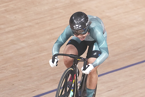 ◎ 東京奧運場地單車女子爭先賽,李慧詩在彎道成功偷彎超越德國隊選手軒絲,一路衝向終點。(美聯社)