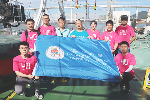 ◎ 宋永華(左四)和甘劍平(右三)與澳大考察隊成員合照。