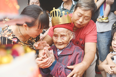 ◎ 九月八日,家住四川省成都市雙流區勝利鎮雲華社區的朱鄭氏迎來了一百二十一歲生日,晚輩們為老人祝壽。朱鄭氏生於一九00年農曆八月初二,是目前成都已知的最長壽老人。(中新社記者 張浪攝)