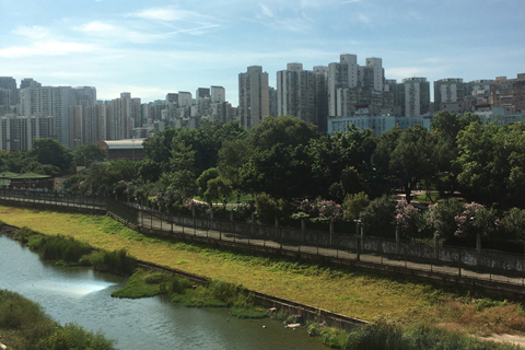 連廊外的澳門鴨涌河與公園