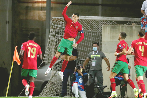 ◎ C朗(上)昨役又來「帽子戲法」,國際賽第十次矣,成為全世界足壇第一人。(新華社發)