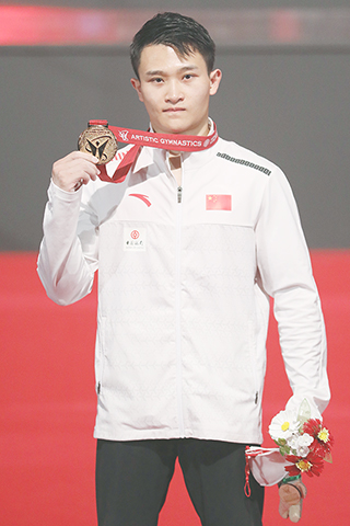 ◎ 十月二十三日,蘭星宇在頒獎儀式上。世界體操錦標賽吊環決賽在日本北九州市舉行,中國選手蘭星宇奪得冠軍。(新華社記者 杜瀟逸攝)