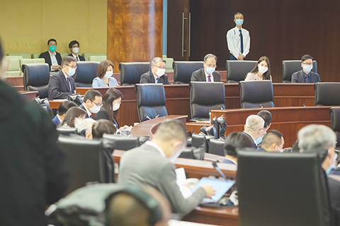 　◎ 經濟財政司司長李偉農昨日列席立法會全體會議。