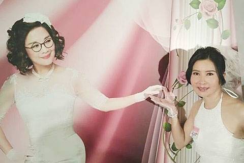 ◎ 圖為祝文君(右)與陳松伶在慶功宴上。