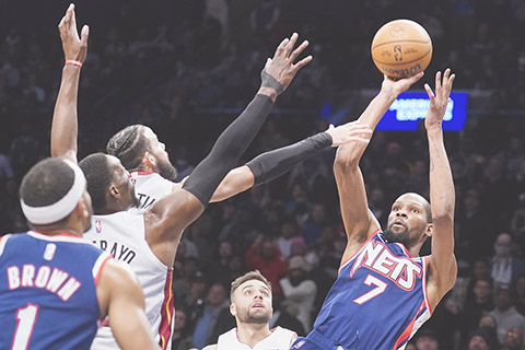 ◎ 杜蘭特(七號)復出,為籃網掠三十一分,最終不敵熱火。(美聯社)