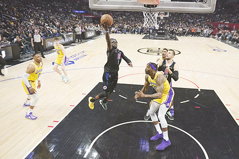 ◎ 快艇列治積信拔地而起又得兩分,昨役同城戰打敗湖人。(美聯社)