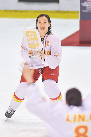 ◎ 四月十四日,中國女冰隊長于柏巍手持獎盃與隊友慶祝奪冠。在波蘭舉行的世界女子冰球錦標賽甲級B組最後一場比賽中,中國隊以7比2戰勝東道主波蘭隊,以五戰全勝的戰績奪得B組冠軍,時隔十一年重返甲級A組。(新華社發)