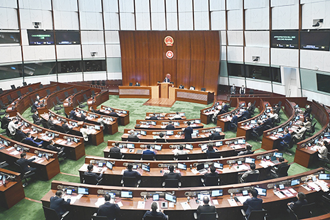 ◎ 香港疫情持續緩和,特區立法會四月二十七日起恢復實體會議,當天就《二0二二年撥款條例》恢復二讀辯論,審議今年度的財政預算案。(中新社記者 李志華 攝)