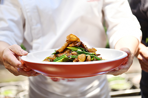 廚師王加強展示自己剛做的川菜回鍋肉。(中新社記者 張浪攝) 