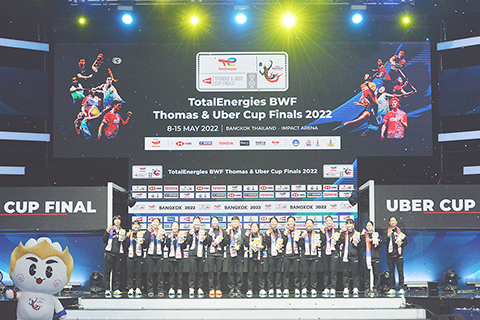 　◎ 五月十四日，韓國隊在頒獎儀式上。在泰國曼谷舉行的尤伯盃羽毛球團體賽決賽中，韓國隊以3比2戰勝中國隊，奪得冠軍。（新華社發）