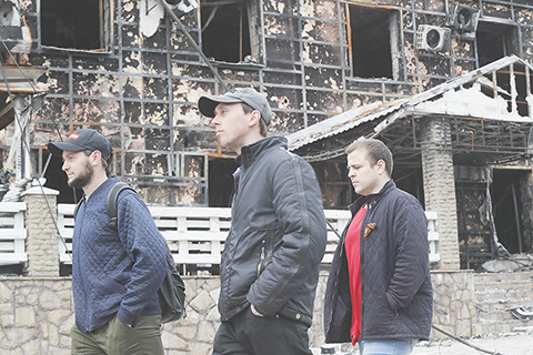 ◎ 五月二十二日,人們在馬里烏波爾亞速鋼鐵廠內走過。(新華社)