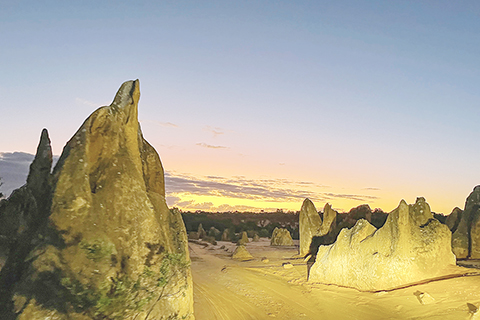 　◎ 在西澳大利亞州珀斯以北約二百公里處拍攝的尖峰石陣。
