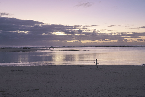 　◎ 在西澳大利亞州朱裏恩灣拍攝的海濱晚霞。