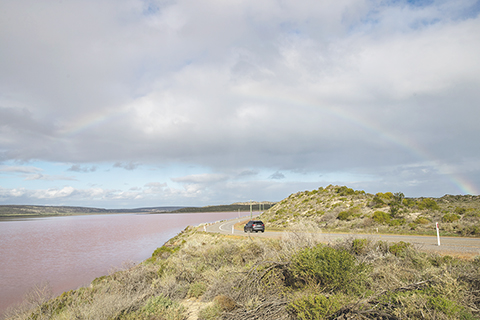 　◎ 在西澳大利亞州拍攝的哈特澙湖上空的彩虹。