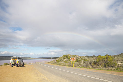 　◎ 在澳大利亞西澳大利亞州拍攝的哈特澙湖上空的彩虹。