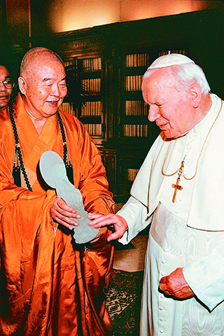 　◎ 1997年星雲大師（左）與天主教教宗若望保祿二世對話，大師以石雕的觀音聖像相贈。圖╱佛光山提供