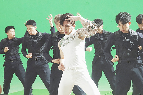 　◎ Anson Lo於〈King Kong〉MV中選擇了大手大腳清晰的舞步，兼手部動作做主導。