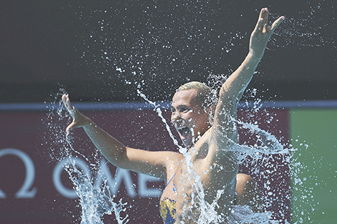 　◎ 六月二十四日，在匈牙利布達佩斯舉行的第十九屆國際泳聯世界錦標賽上，哥倫比亞隊的詹妮花．塞爾奎拉．哈蒂烏斯卡和古斯塔沃．桑切斯參加了混合二重奏預賽，圖為詹妮花的水中英姿。（美聯社安娜．西拉吉）