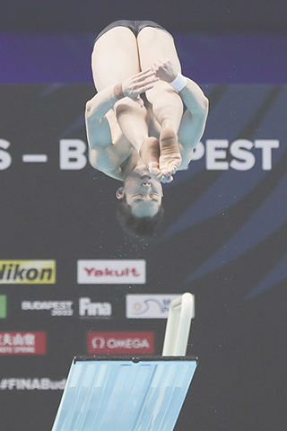 ◎ 六月三十日,王宗源在比賽中,當日,在匈牙利布達佩斯舉行的二零二二年世界游泳錦標賽跳水項目男子一米板決賽中,中國選手王宗源獲得冠軍。(新華社記者 鄭煥松 攝)