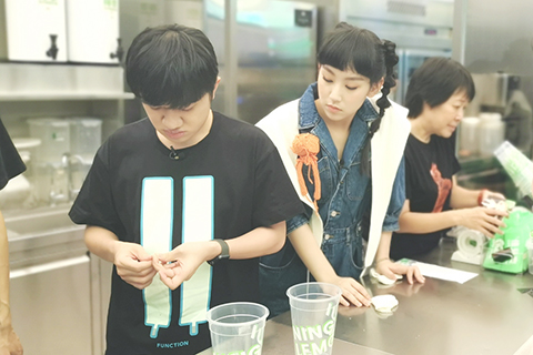 ◎ 炎明熹是祖藍好友。