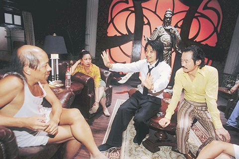 ◎ 周星馳日前網上開帳戶發文要「請人」,並發出兩張昔日拍戲照片。