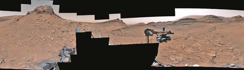 　◎ 圖一：好奇號在蓋爾隕石坑Maker Band拍攝的全景圖。好奇號右側岩石波痕顯示古代湖床的證據。(圖片來源:NASA)