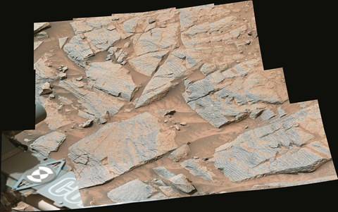 　◎ 圖二：將好奇號在二0二二年十一月於此區域拍攝的十七張圖片合併後，顯示規律性重複的沉積岩層，意味可能是由火星古代周期性天氣造成。(圖片來源:NASA)